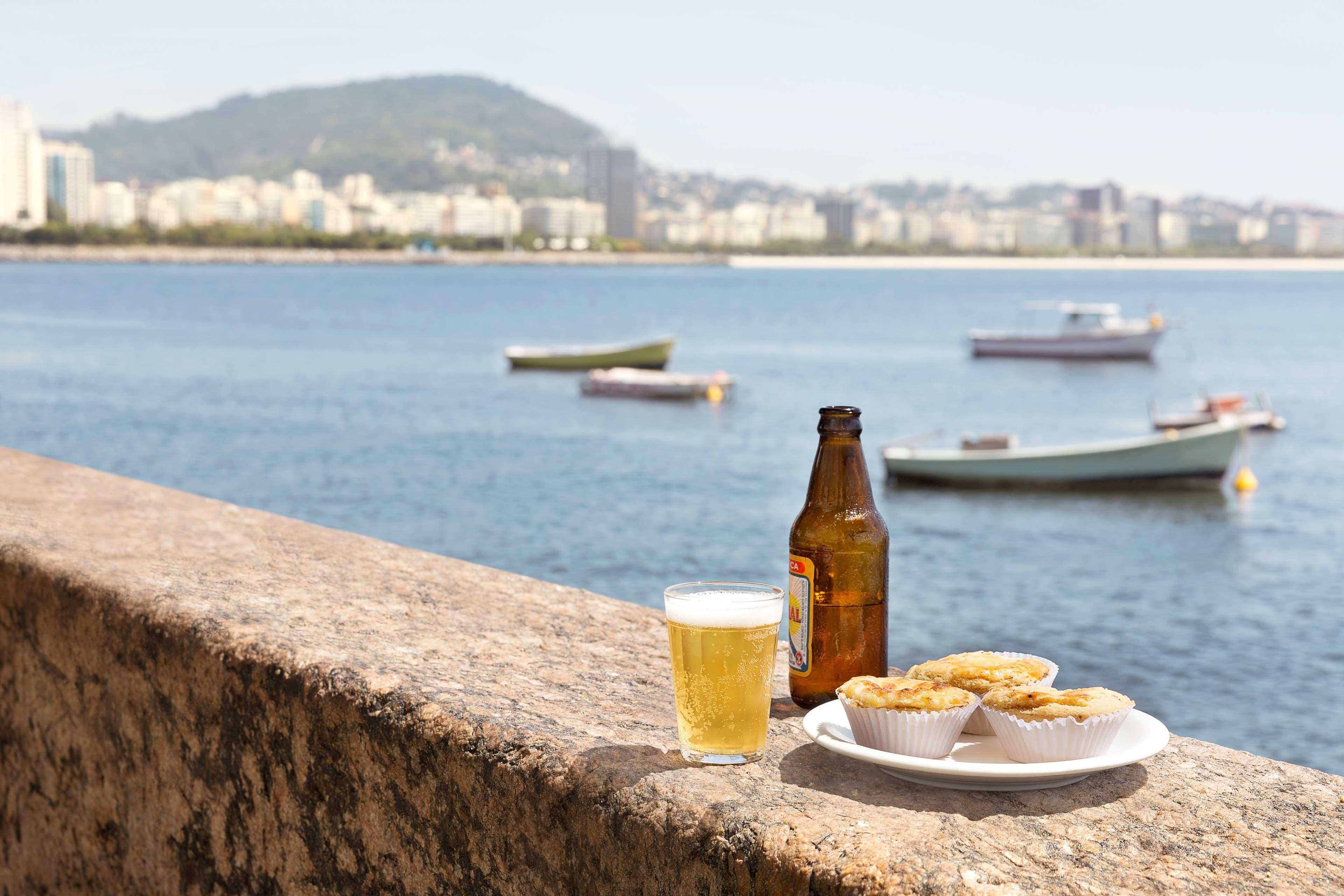 Hilton Copacabana Rio De Janeiro Ngoại thất bức ảnh A bottle of beer and a plate of paçoca