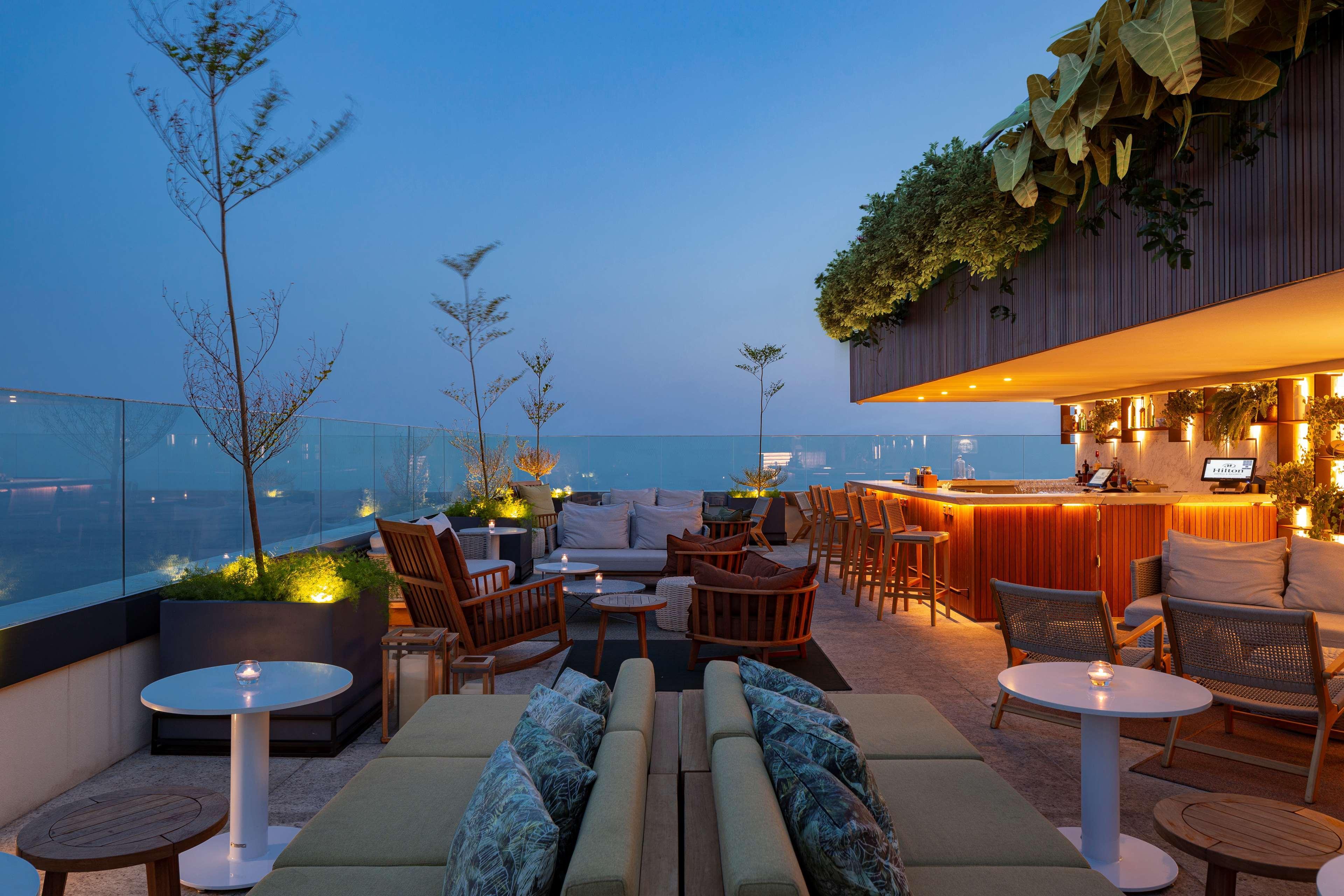 Hilton Copacabana Rio De Janeiro Ngoại thất bức ảnh The rooftop bar at the hotel