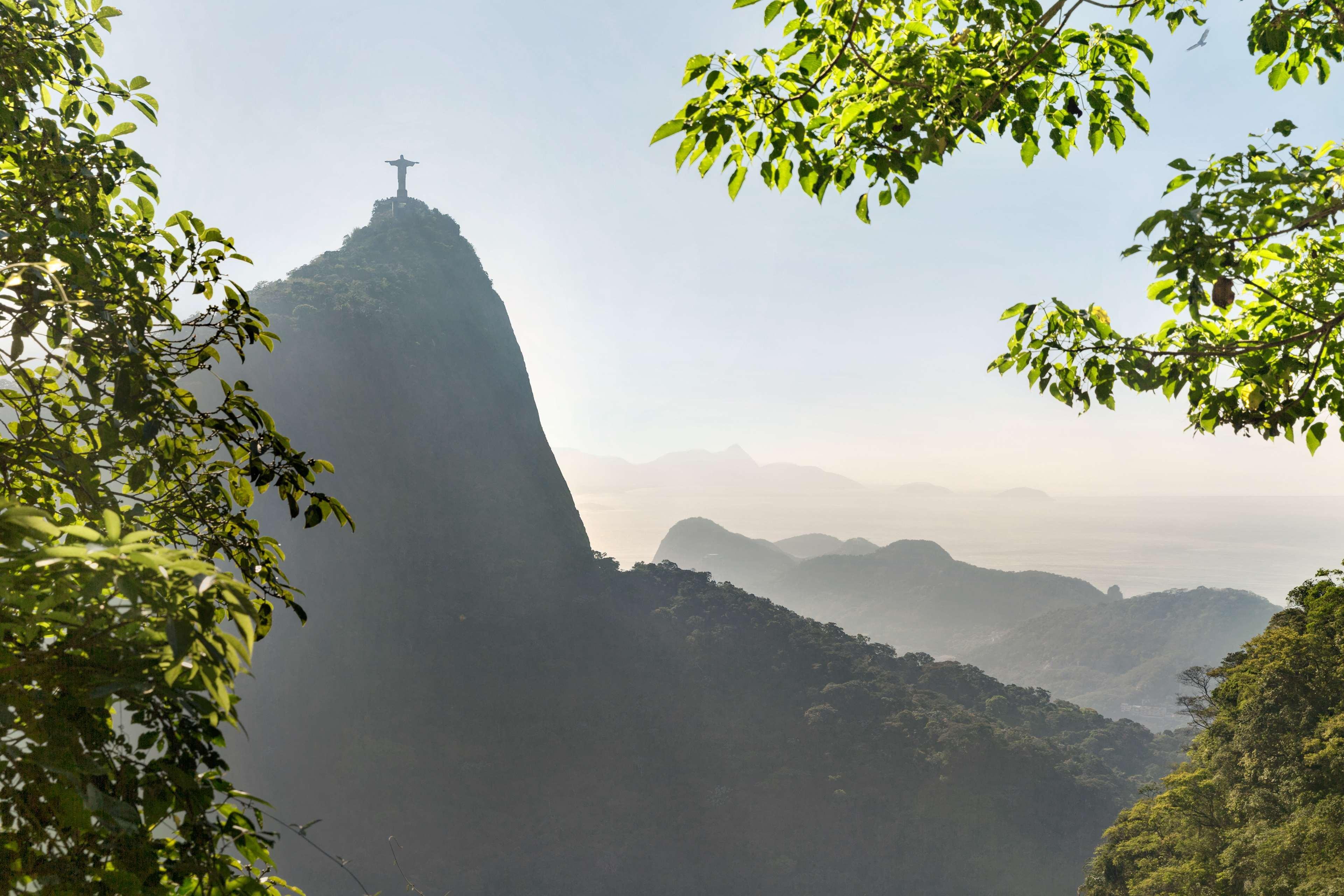 Hilton Copacabana Rio De Janeiro Ngoại thất bức ảnh The statue of Christ the Redeemer on top of Corcovado