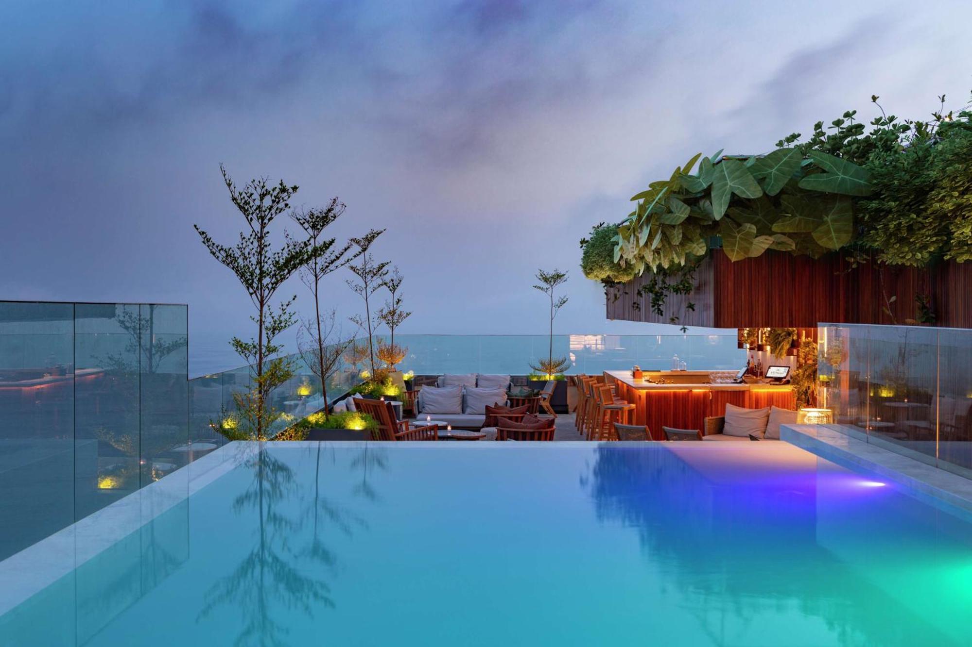 Hilton Copacabana Rio De Janeiro Ngoại thất bức ảnh The rooftop pool at the hotel